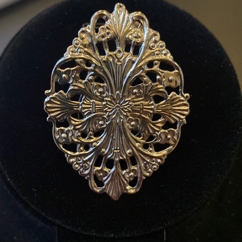 VTG silver tone metal filigree scarf ringed  holder